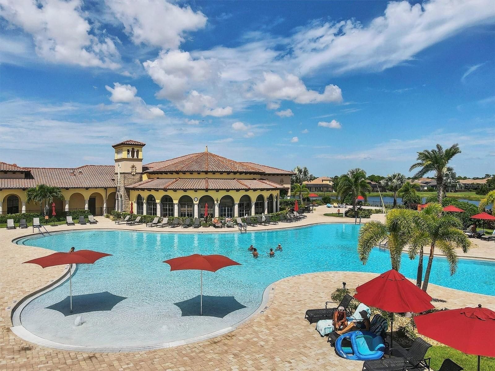 Community pool with sun loungers (shared)