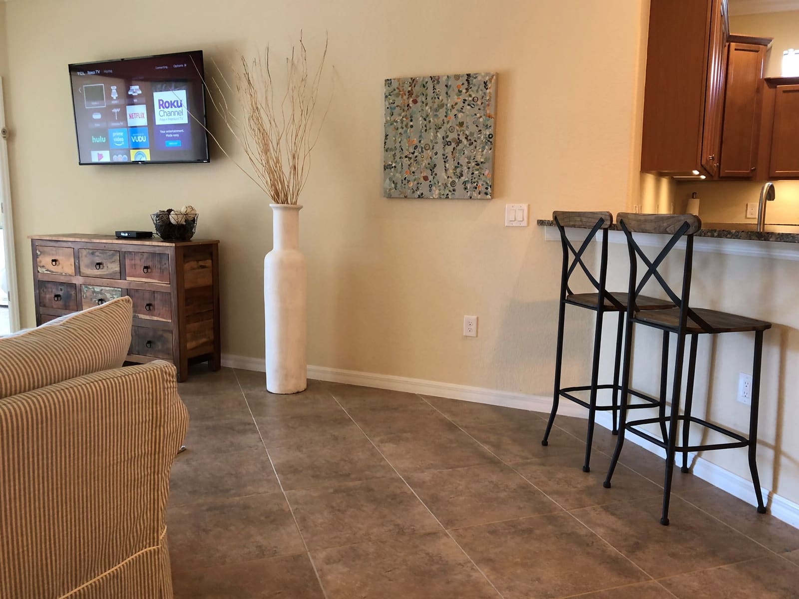 Living area with the bar and stools