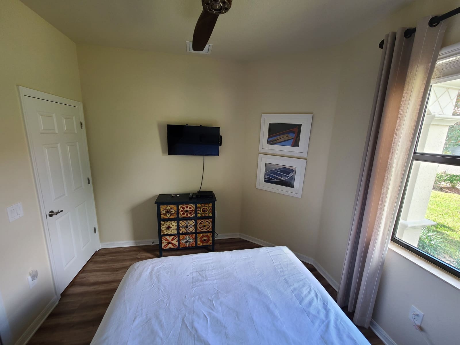 Third bedroom with a wall-mounted TV
