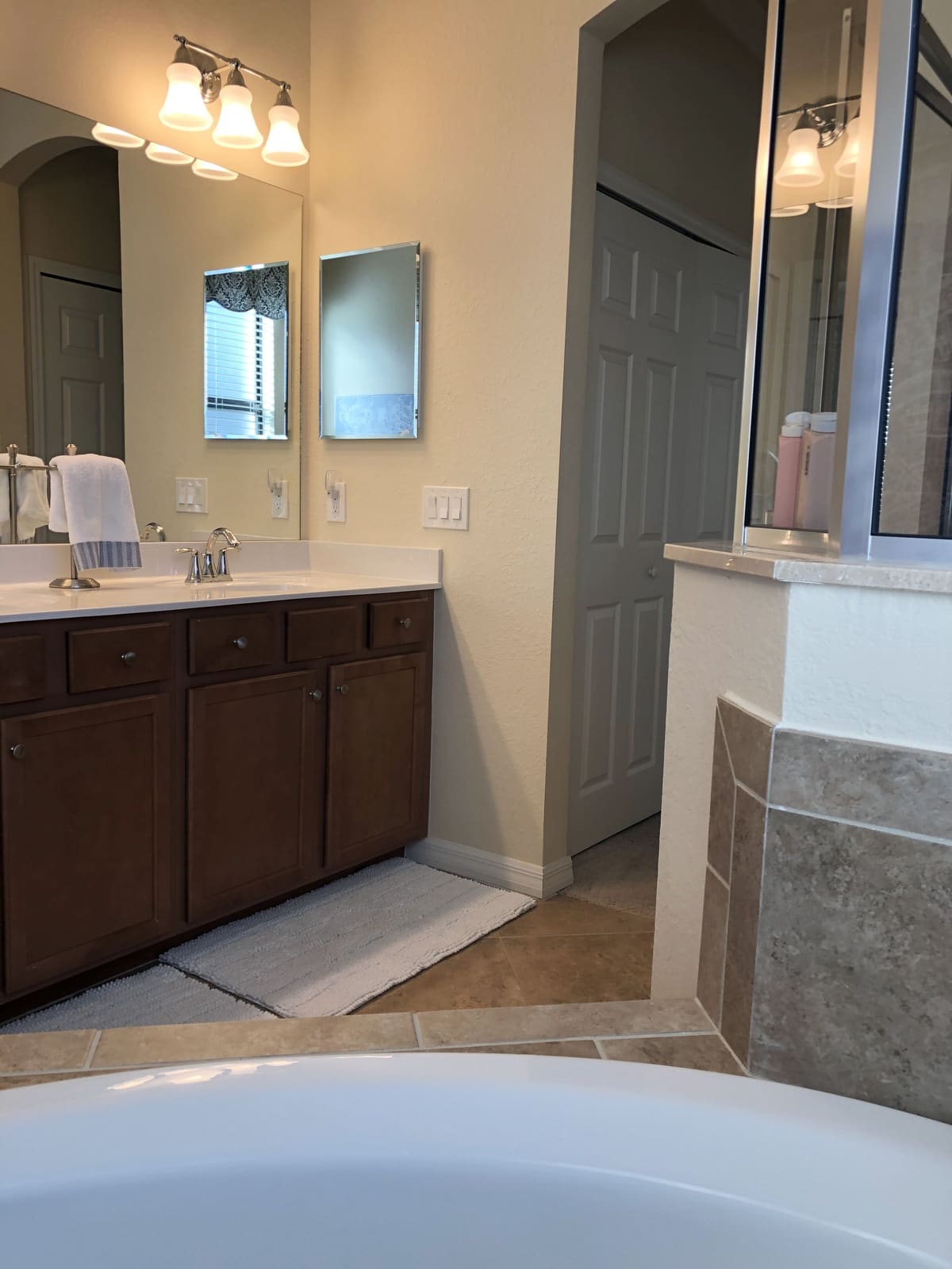 Main bathroom with a bathtub and double sink vanity